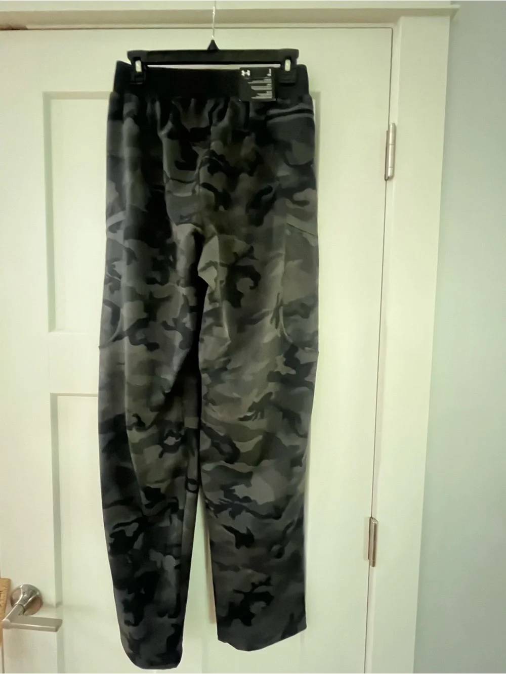 Under Armour Men’s Black and Gray Camo Straight Pants Small NWT